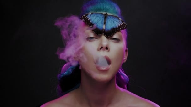 Красива жінка з блакитним волоссям і метеликом — стокове відео