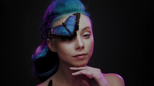 Hermosa mujer con cabello azul y mariposa — Vídeos de Stock