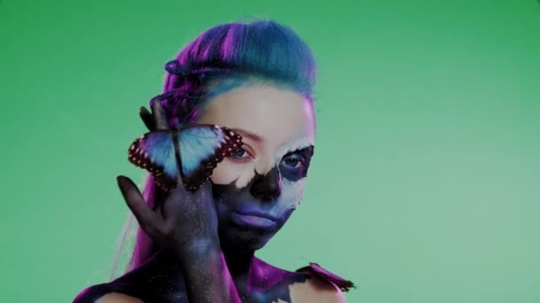 Frau mit kreativem Make-up und Schmetterling — Stockvideo