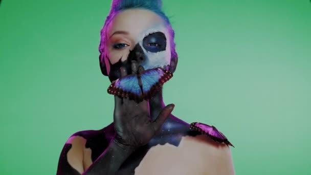 Vrouw met creatieve make-up en vlinder — Stockvideo