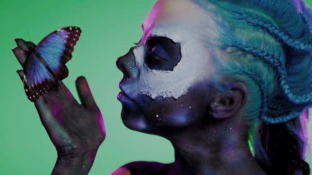 Женщина с креативным макияжем и бабочкой — стоковое видео