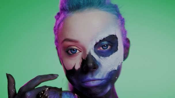 Kvinna med kreativ make-up och fjäril — Stockvideo