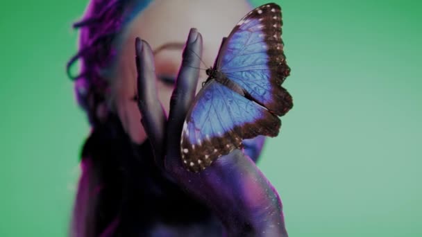 Mujer con maquillaje creativo y mariposa — Vídeos de Stock