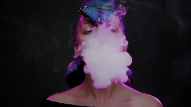 青い髪と蝶と美しい女性 — ストック動画