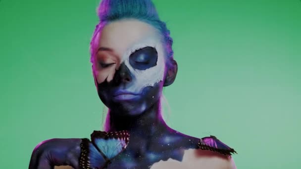 Vrouw met creatieve make-up en vlinder — Stockvideo