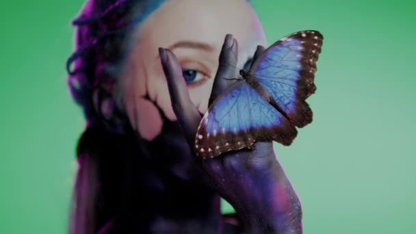 Woman with creative make-up and butterfly — 비디오