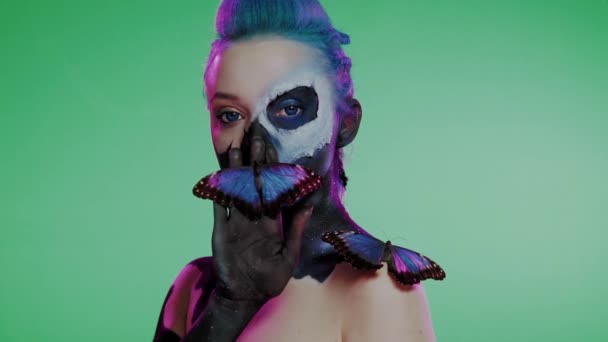 Woman with creative make-up and butterfly — Stock Video