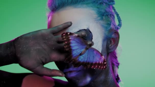 Жінка з креативним макіяжем і метеликом — стокове відео