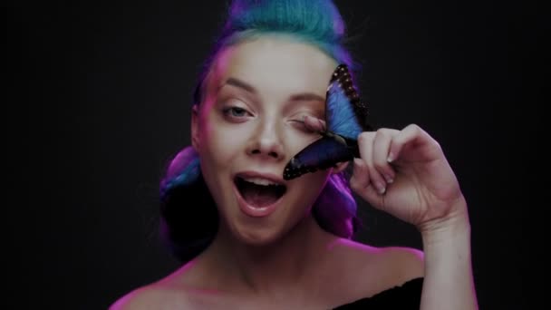 Belle femme aux cheveux bleus et papillon — Video