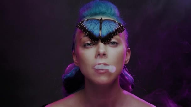 Beautiful woman with blue hair and butterfly — Stock Video