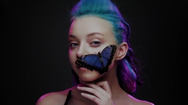 Krásná žena s modrými vlasy a motýl — Stock video