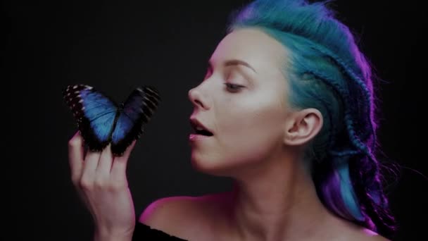 Mulher bonita com cabelo azul e borboleta — Vídeo de Stock