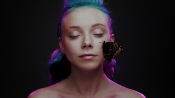 Beautiful woman with blue hair and butterfly — Stock Video