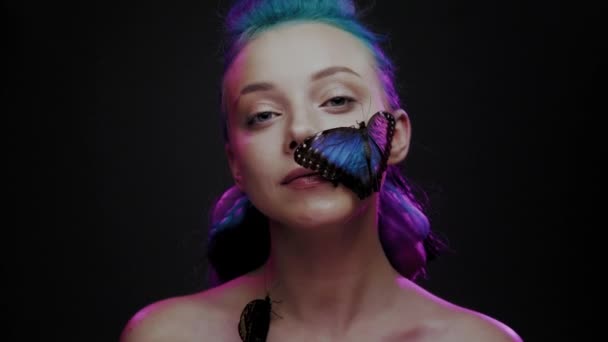 Beautiful woman with blue hair and butterfly — Stock Video