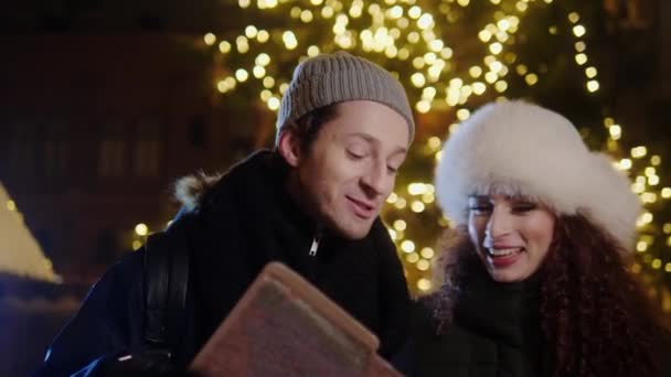 Couple avec une carte sur une froide soirée d'hiver — Video
