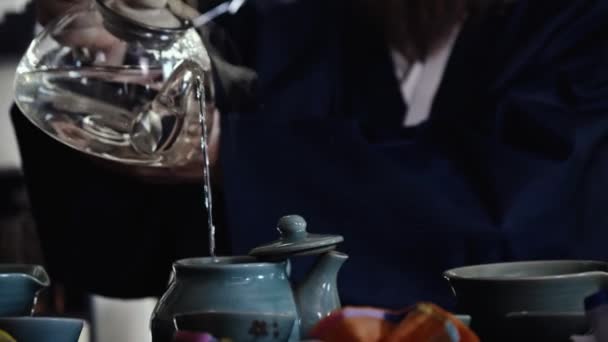 Чайна церемонія прикрашена майстром чаю — стокове відео