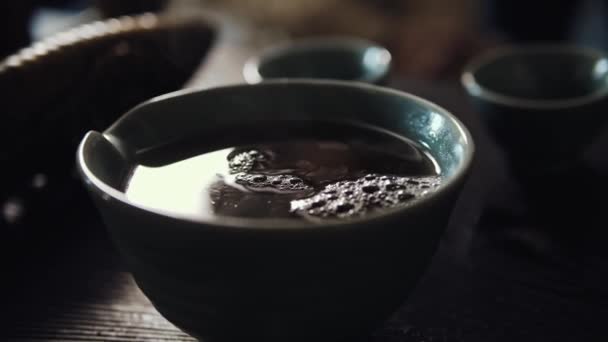 Chá quente saboroso em uma tigela — Vídeo de Stock