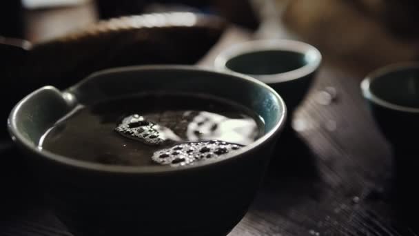 Ízletes forró tea egy tálban — Stock videók