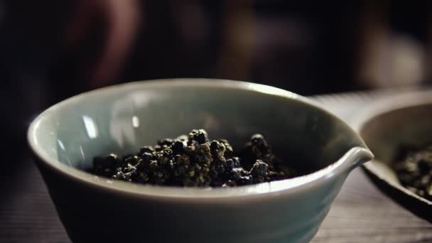 Välsmakande hett te i en skål — Stockvideo