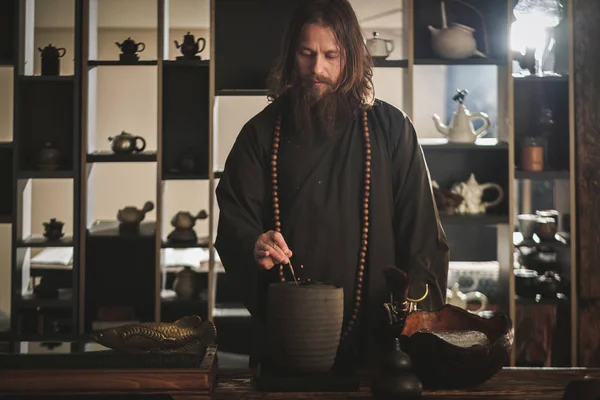 Teceremonin är uppträtt av Tea Master — Stockfoto