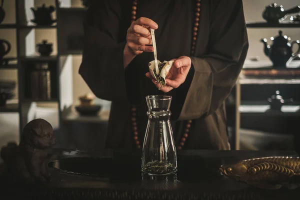 Ceremonia de té es perfomed por maestro de té —  Fotos de Stock