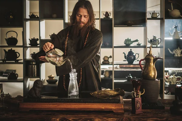 Tea ceremony is perfomed by tea master — Stock Photo, Image