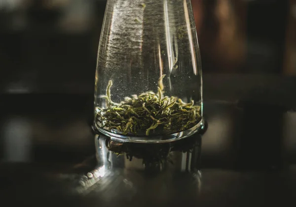 Vertical brewing of a tea — Stock Photo, Image