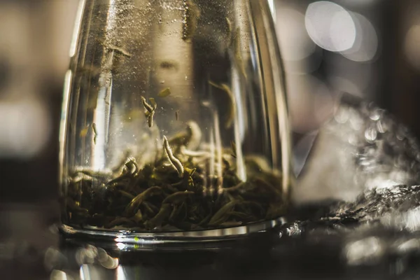 Vertical brewing of a tea — Stock Photo, Image