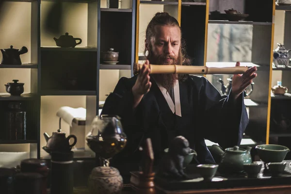 Teceremonin är uppträtt av Tea Master — Stockfoto