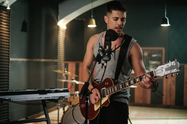 Banda de música ensayando en un estudio —  Fotos de Stock