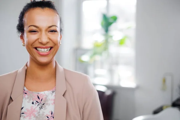 Young black woman face close-up — Stock Photo, Image