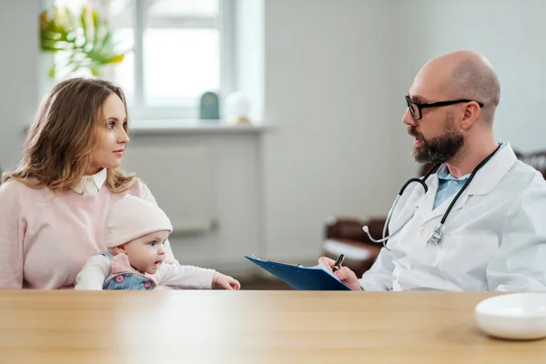 Moeder met baby visiting kinderarts — Stockfoto