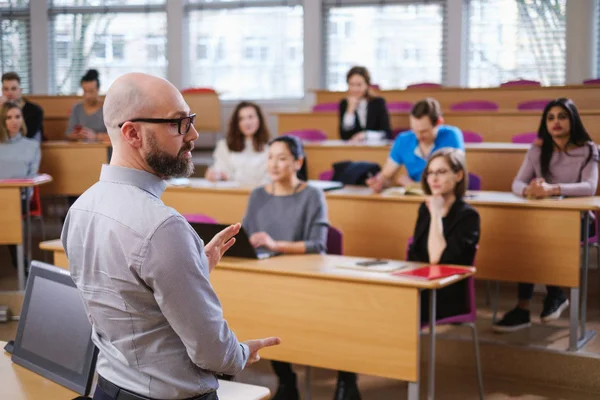 Föreläsare och multinationell grupp studenter i hörsal — Stockfoto