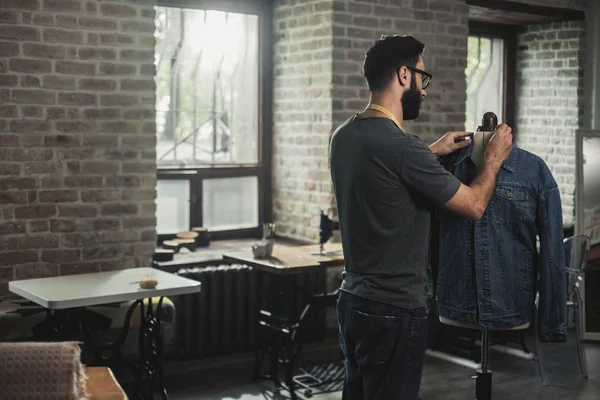 Diseñador de moda trabajando en su estudio — Foto de Stock