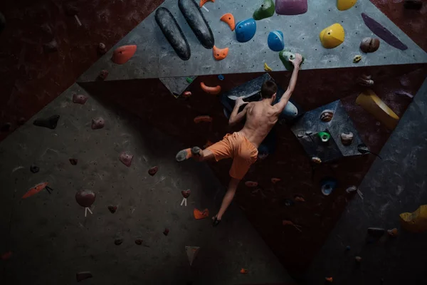 Hombre atlético practicando en un gimnasio de bouldering — Foto de Stock