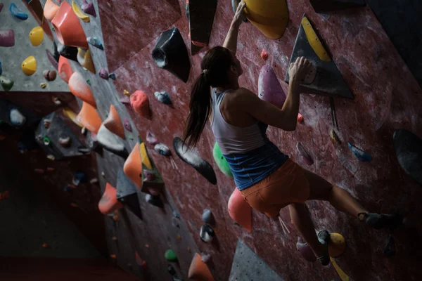 Mujer atlética practicando en un gimnasio de bouldering — Foto de Stock