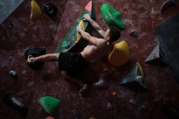 Atletik erkek bouldering spor salonunda pratik — Stok fotoğraf