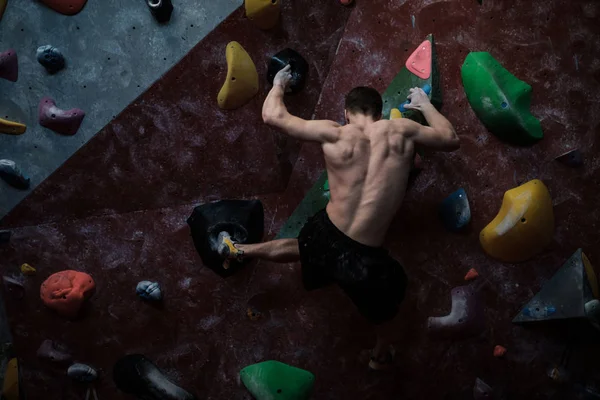 Homem atlético praticando em um ginásio de pedras — Fotografia de Stock
