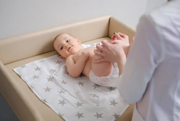 Baby boy getting a massage from masseuse — Stock Photo, Image