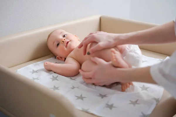 Baby junge bekommen ein massage aus masseuse — Stockfoto