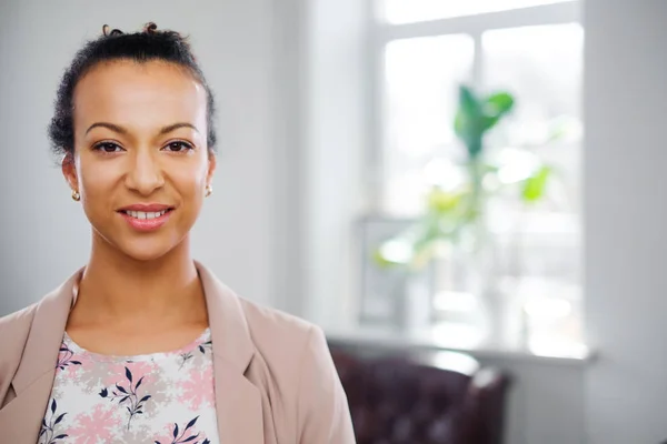 Young black woman face close-up — Stock Photo, Image