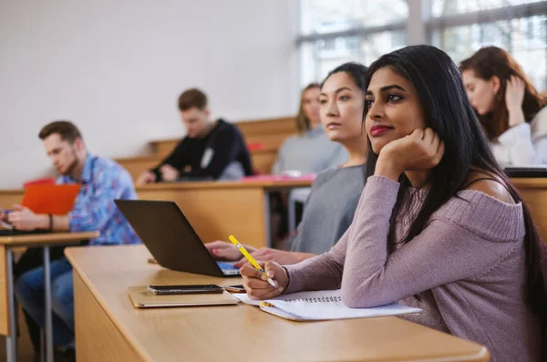 Groupe multinational d'étudiants dans un auditorium — Photo