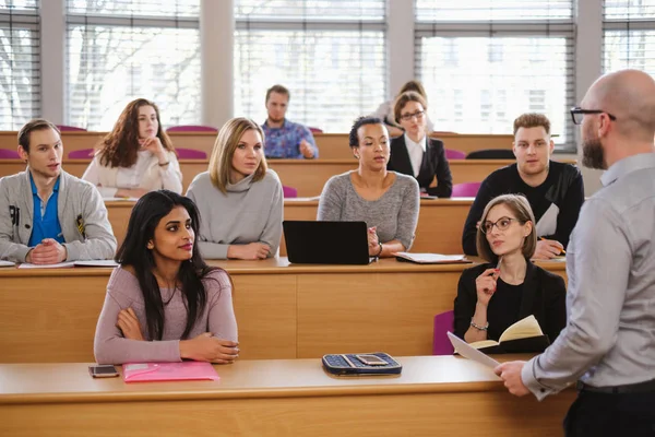 Docent en multinationale groep studenten in een auditorium — Stockfoto