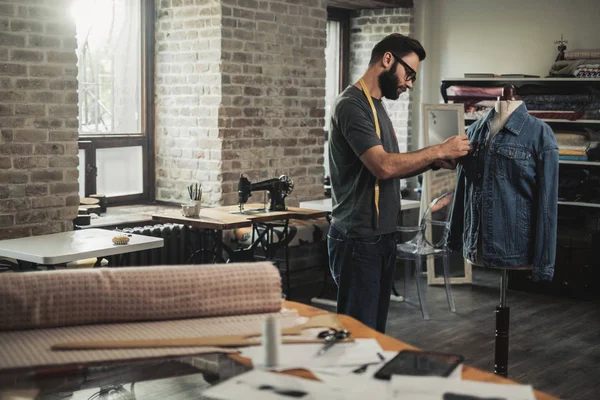 Designer de moda trabalhando em seu estúdio — Fotografia de Stock