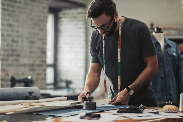 Diseñador de moda trabajando en su estudio —  Fotos de Stock