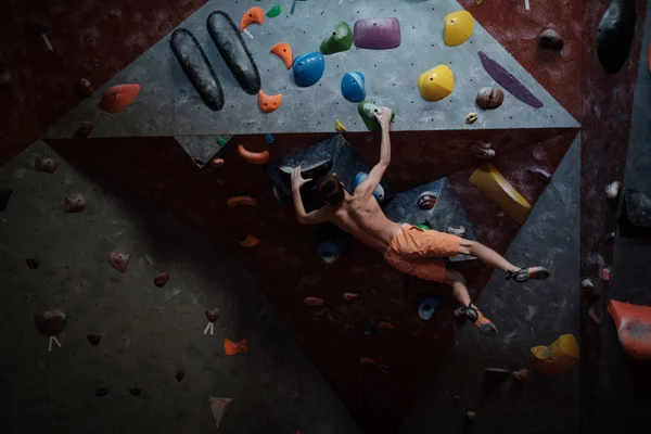 Athletic man practicing in a bouldering gym — Stock Photo, Image