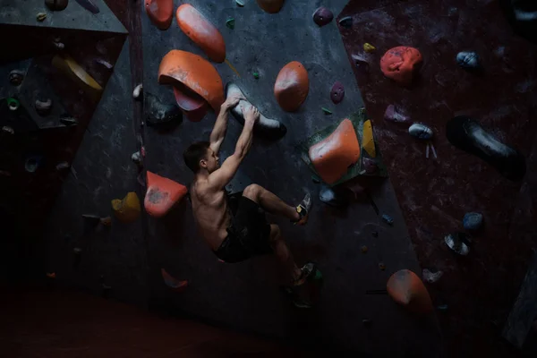 Atletik erkek bouldering spor salonunda pratik — Stok fotoğraf