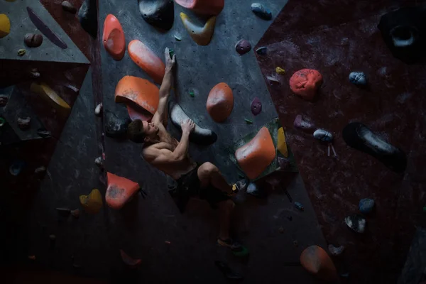 Hombre atlético practicando en un gimnasio de bouldering — Foto de Stock