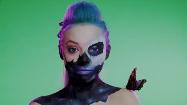 Frau mit kreativem Make-up und Schmetterling — Stockvideo