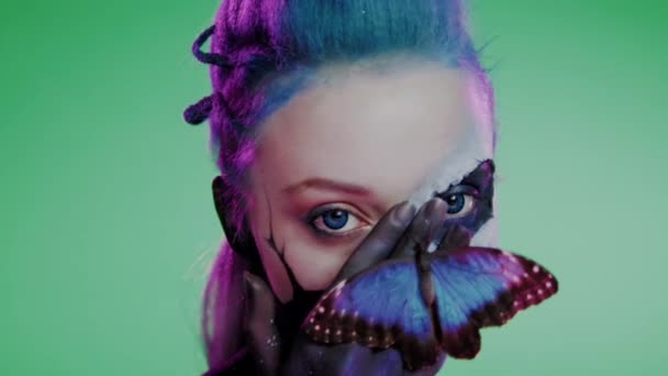 Mulher com maquiagem criativa e borboleta — Vídeo de Stock